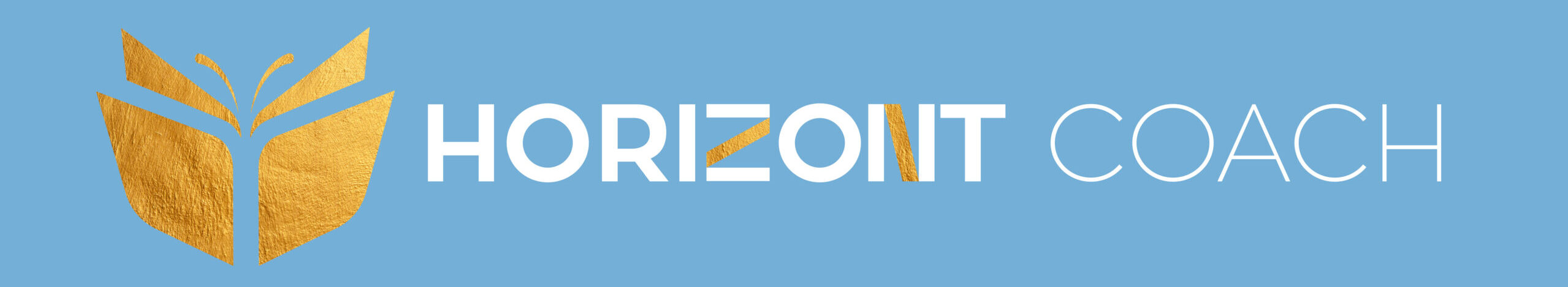 Das Logo von Horizont coach zeicgt ein goldenes Buch, das sich wie Schmetterlingsflügel entfaltet, vor einem beruhigenden blauen Hintergrund. Der Schriftzug „HORIZONT COACH“ ist klar und weiß, mit goldenen Akzenten auf den buchstaben Z und N, und ist horizontal ausgerichtet.